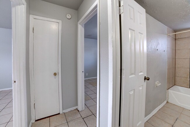 Building Photo - 2 Bed 1 Bath Duplex Tile floors