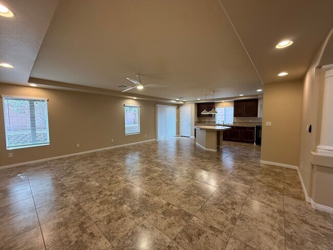 Foto del edificio - Spacious 4-BD 3.5-BA Home with Third Floor...