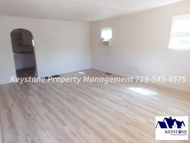 Foto del edificio - Small Dog Friendly! 3 Bedrooms / 1 Bath / 2 Car Detached Garage  Eastside Rancher
