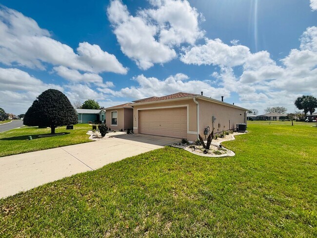 Foto del edificio - Furnished in gated 55+ golf community