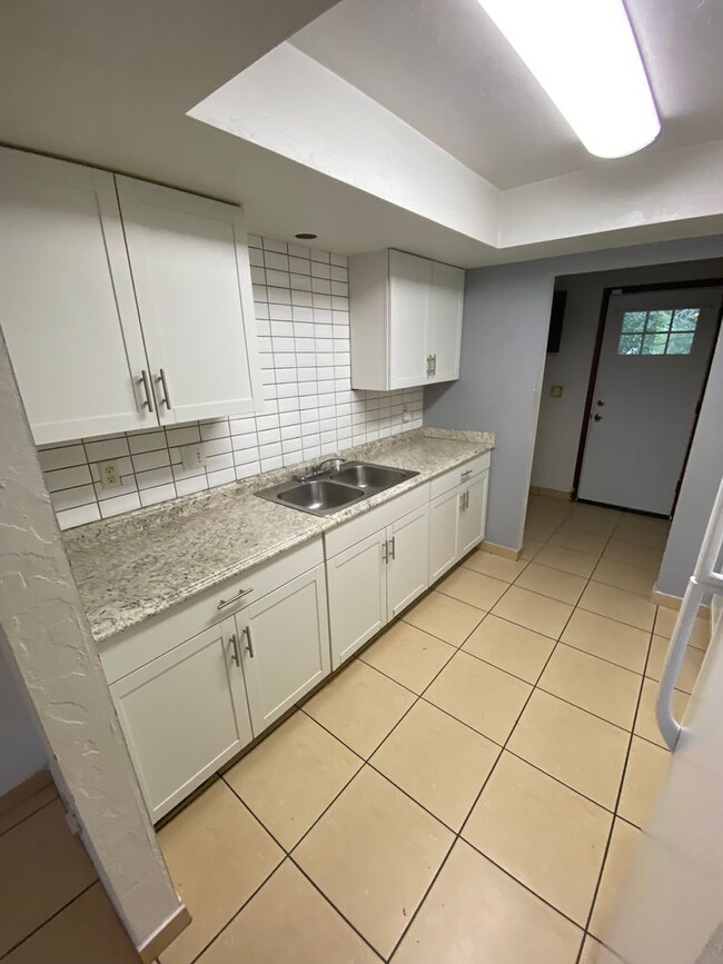 Building Photo - Beautiful, 1/2 of duplex close to I-4