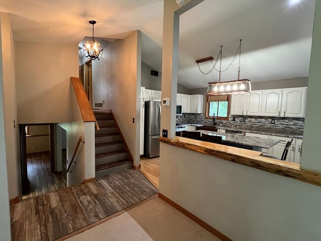 Building Photo - Beautiful 4 Bedroom 3 Bath Home in Cloquet...