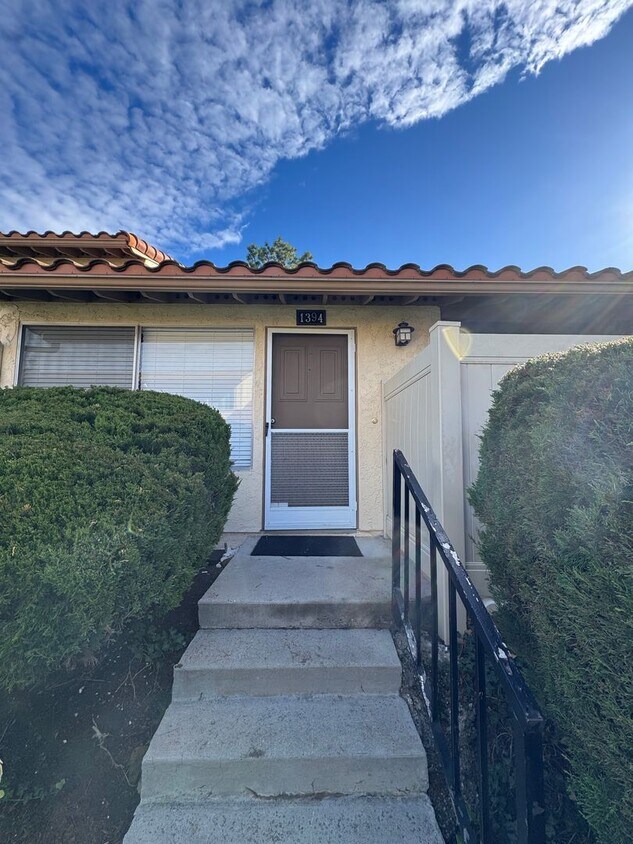 Foto principal - Bright, Updated Home Ready to Move In