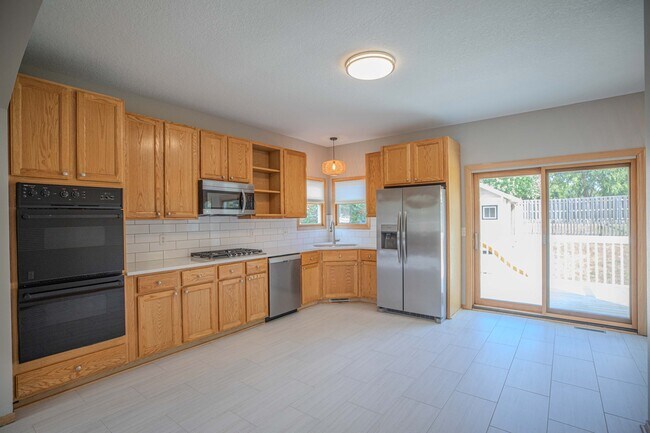 Building Photo - 15835 Hawthorn Dr