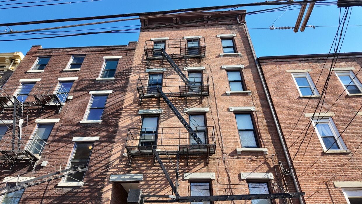 Renovated 2-Bed in OTR | In-Unit Laundry, Stainless Appliances, Central Air — Water & Trash Included - Renovated 2-Bed in OTR | In-Unit Laundry, Stainless Appliances, Central Air — Water & Trash Included