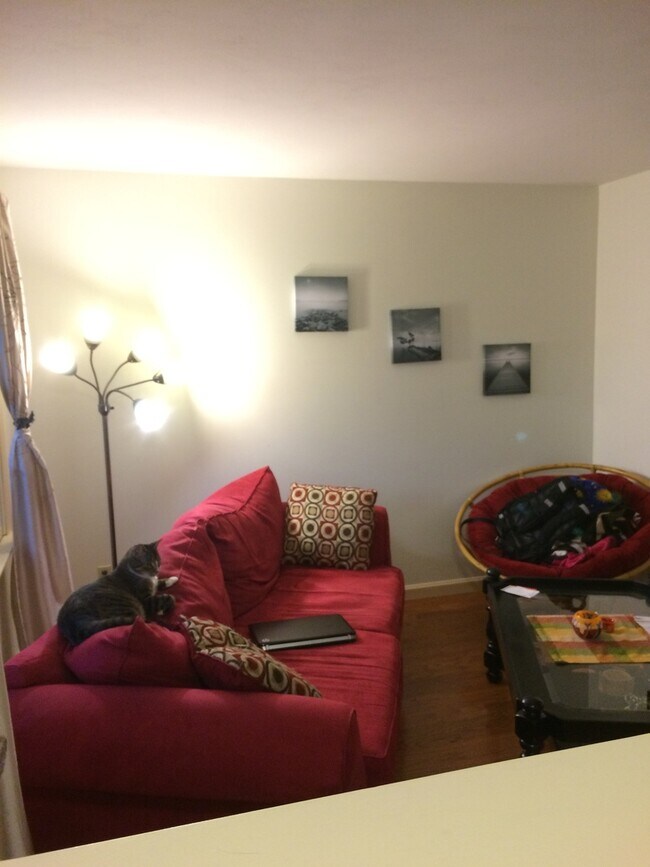 Building Photo - 2 bed/1.5 bath Townhouse