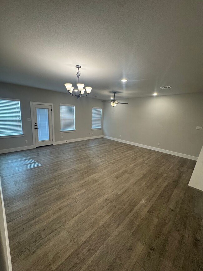 Foto del edificio - 3/2/2 with NEW FLOORING + MUDROOM