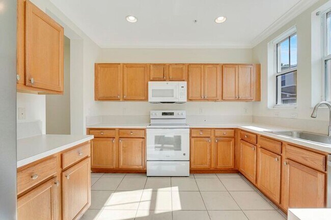 Building Photo - 441 Amador Ln