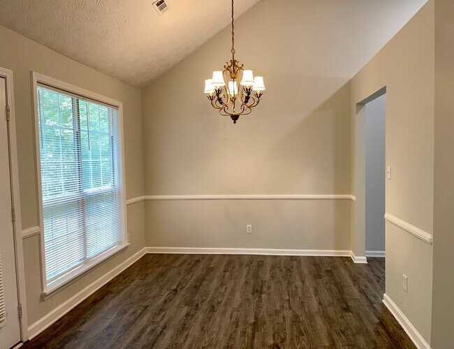 Foto del edificio - 3 Bedroom/2 Bath Ranch home With NO Carpet!