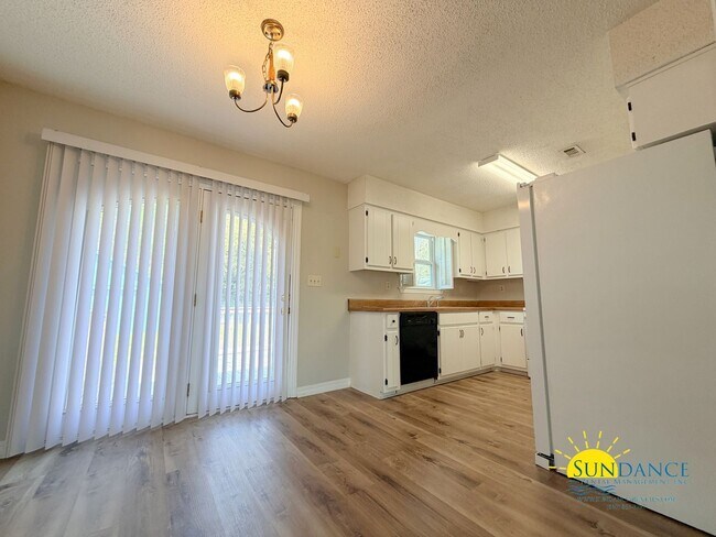 Foto del edificio - Newly Renovated 3 Bedroom with Oversized detached workshop/garage!