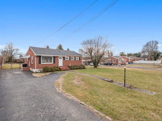Building Photo - 4 Bedroom/ 2 Bath Home for Rent in NW Roanoke