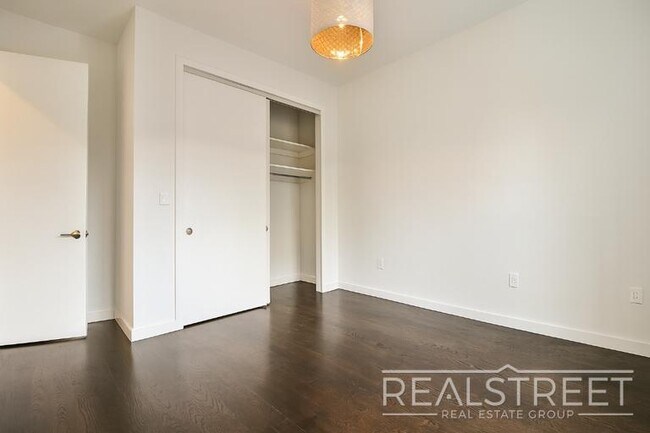 Foto del edificio - Stunning Modern Large 2 Bedroom