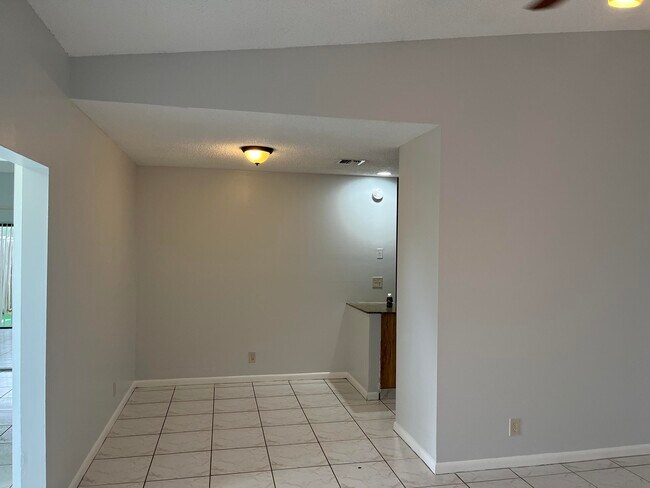 Building Photo - 2103 Waterview Cir