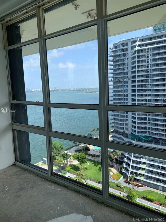 Foto del edificio - 600 NE 36th St