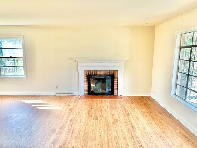 Building Photo - 1498 Greenwood Ln