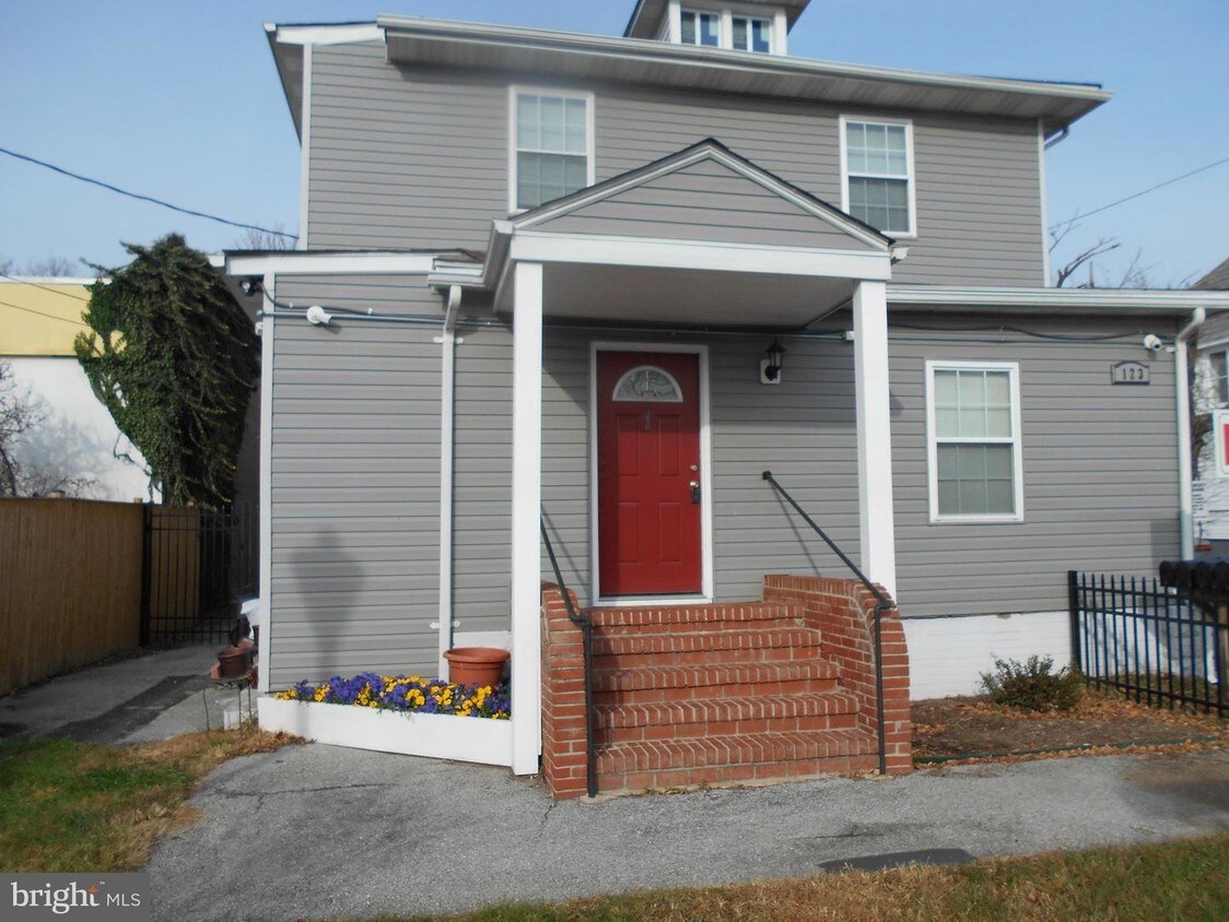 Building Photo - 123 Second St