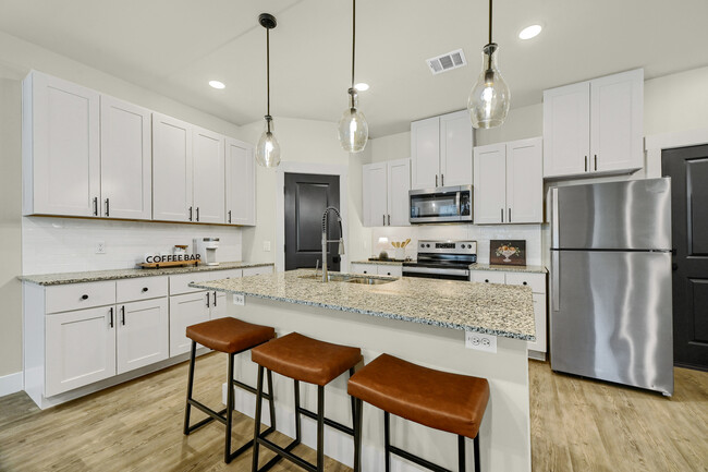 Cocina con isla - Heritage Court Luxury Townhomes *Now Open