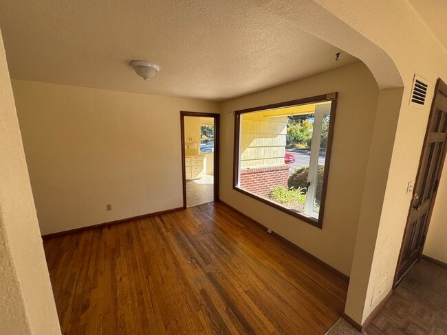 Building Photo - 2 Bedroom ~ 1 Bathroom House in Northwest ...