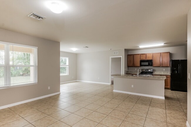 Building Photo - 2002 SE 12th St