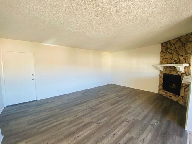 Building Photo - LARGE UPSTAIRS 3x2 in Van Nuys