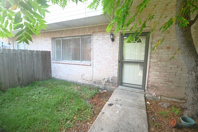 Foto del edificio - 8340 La Roche Ln