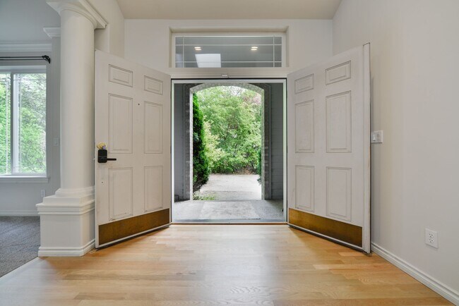 Building Photo - Nice 5 Bed / 2.5 bath house for rent in Kenmore.
