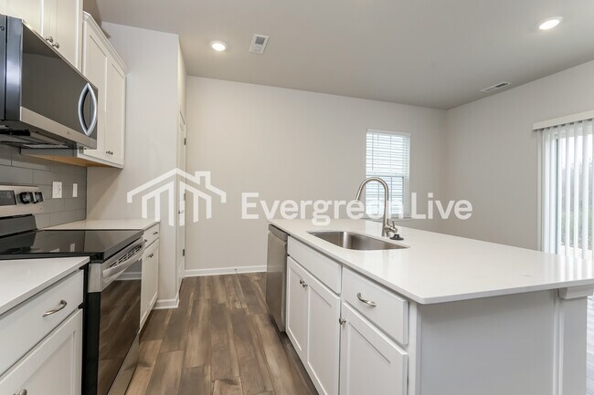 Building Photo - 5609 Hydrangea St