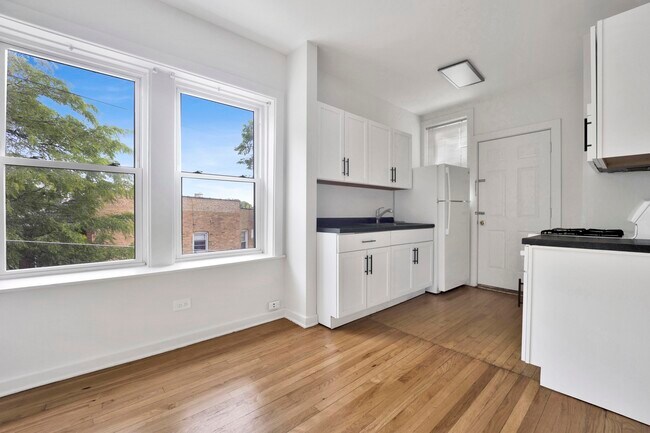Foto del edificio - 6407 N Wayne Ave