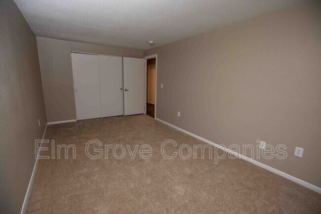 Foto del edificio - 512 W River Rd