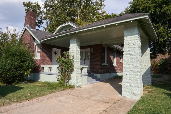 Building Photo - 910 N Evergreen St