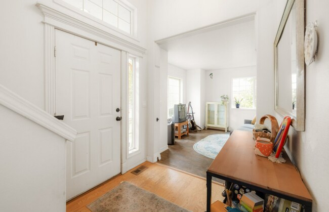 Foto del edificio - Corner Lot Charmer in Milwaukie with Forma...