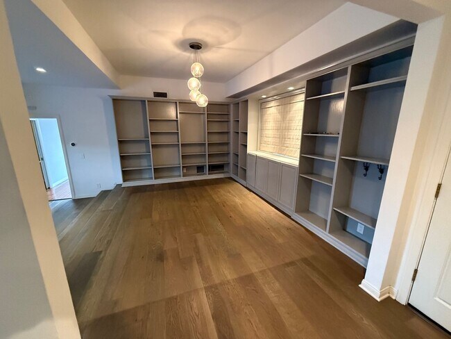 Foto del edificio - Upgraded 2 Bedroom Condo in Ideal Santa Mo...