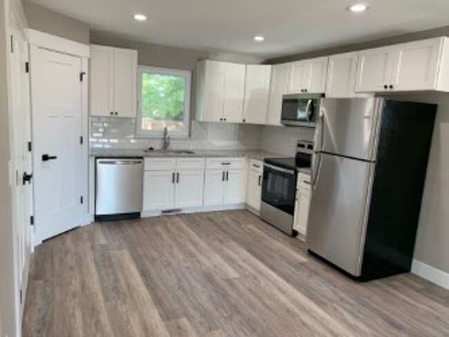 Building Photo - Brand new 3 bed/2.5 bath duplex located in...