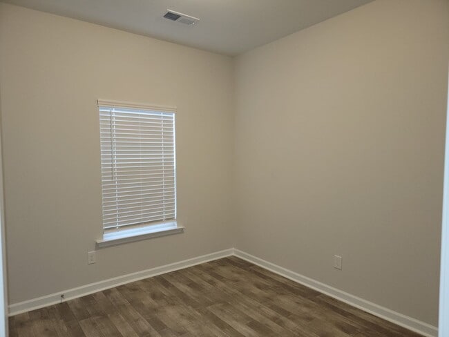 Building Photo - 324 Young Town Cir