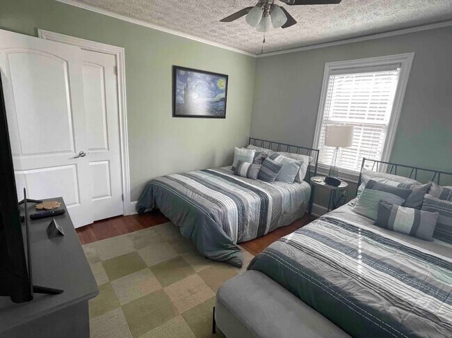Building Photo - Home Convenient to Shops and Restaurants, ...