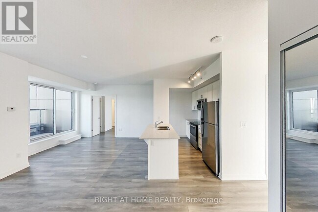 Photo du bâtiment - 550 N Service Rd