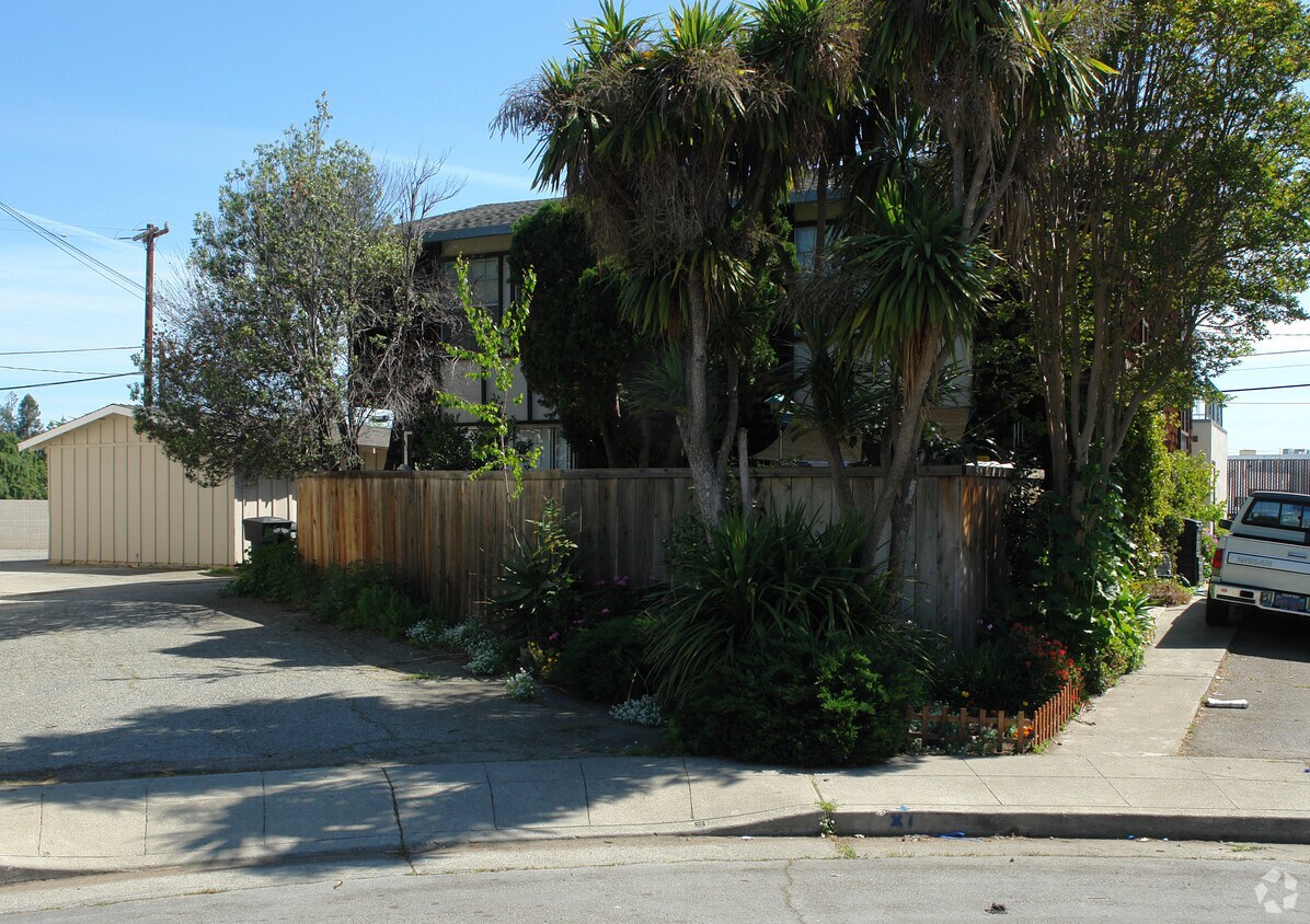 Building Photo - 666 Reseda Dr