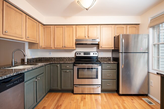 Building Photo - 2811 Middleboro Dr