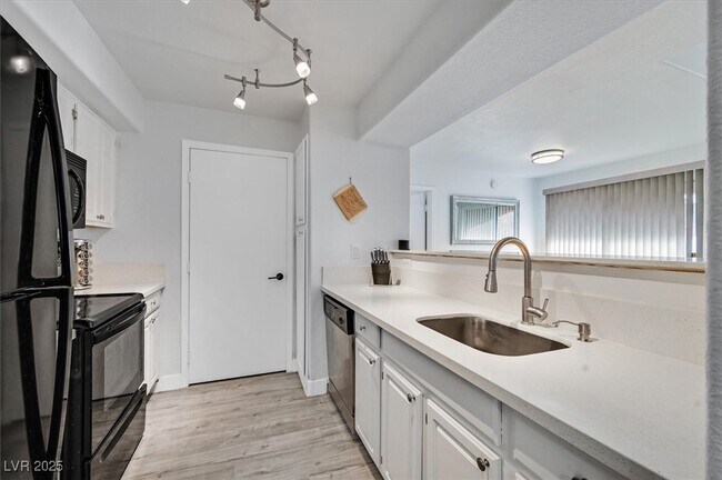 Foto del edificio - 555 E Silverado Ranch Blvd