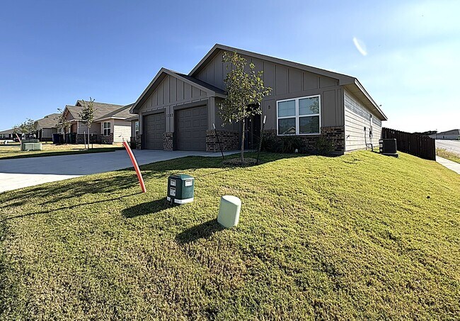 Building Photo - 1202 Lexington Dr