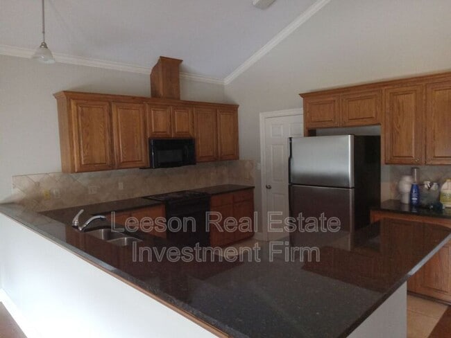 Building Photo - 5721 S Lakeshore Dr