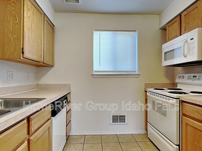 Building Photo - 3180 Chasewood Dr