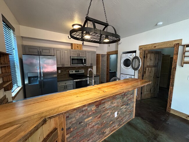 Foto del edificio - 6232-6233 Three Needles Ln