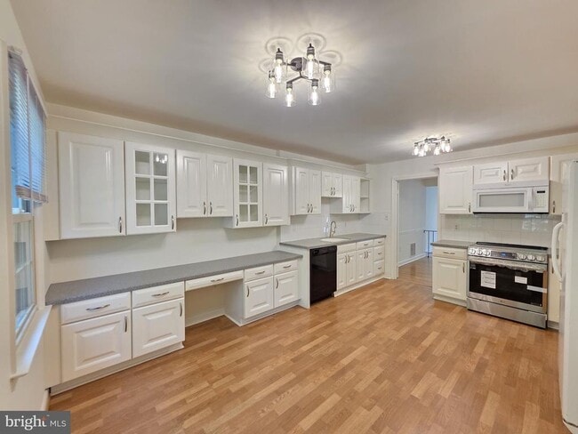 Building Photo - 5814 Tudor Ln