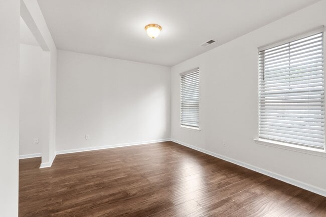 Building Photo - 5 Bedroom Single Family Home In Lawrencevi...