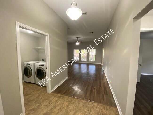 Foto del edificio - 2024 Bright Water Dr