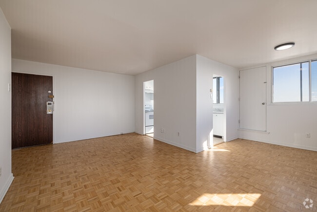 2BR, 2BA - Living Room - 5505 Boul Cavendish