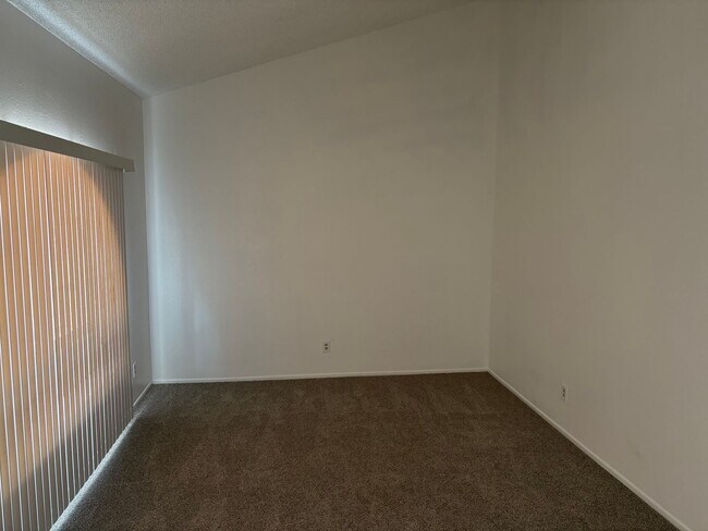 Building Photo - 923 W Posada Ave
