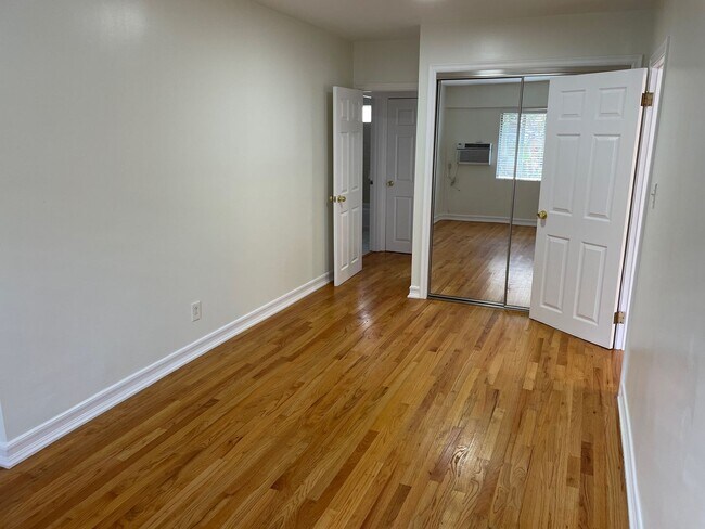 Foto del edificio - 1 Bed 1 Bath with In Unit Laundry and AC Available in PRIME Echo Park!
