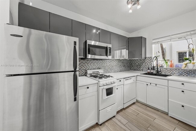 Building Photo - 1120 Venetian Way